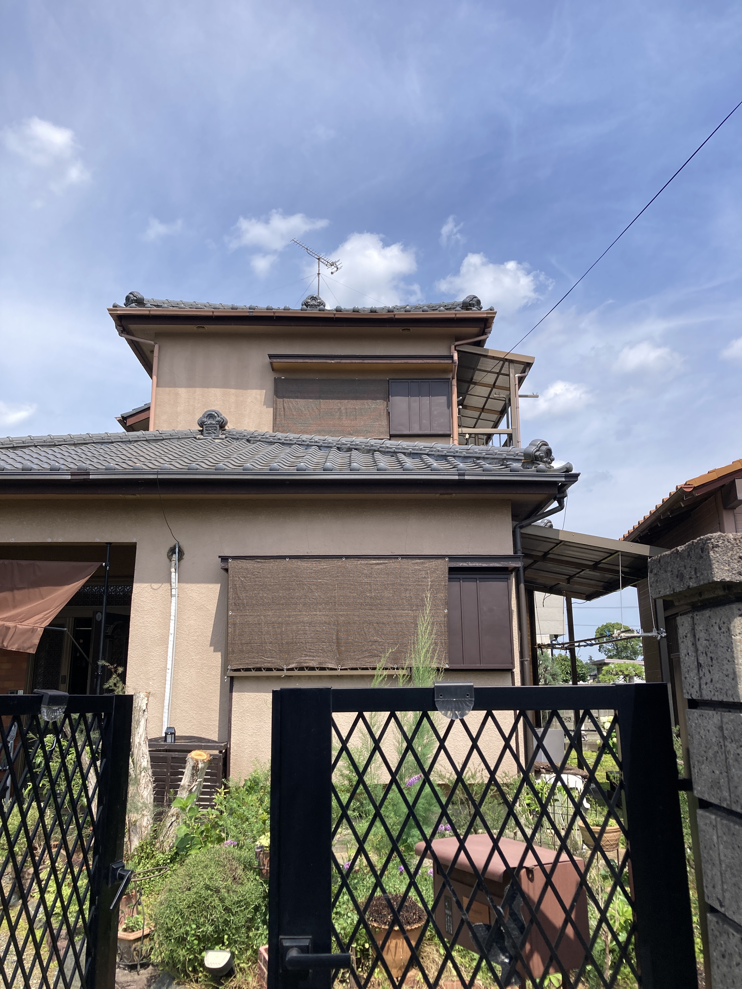 西側１階2階日除けシェード張り付け